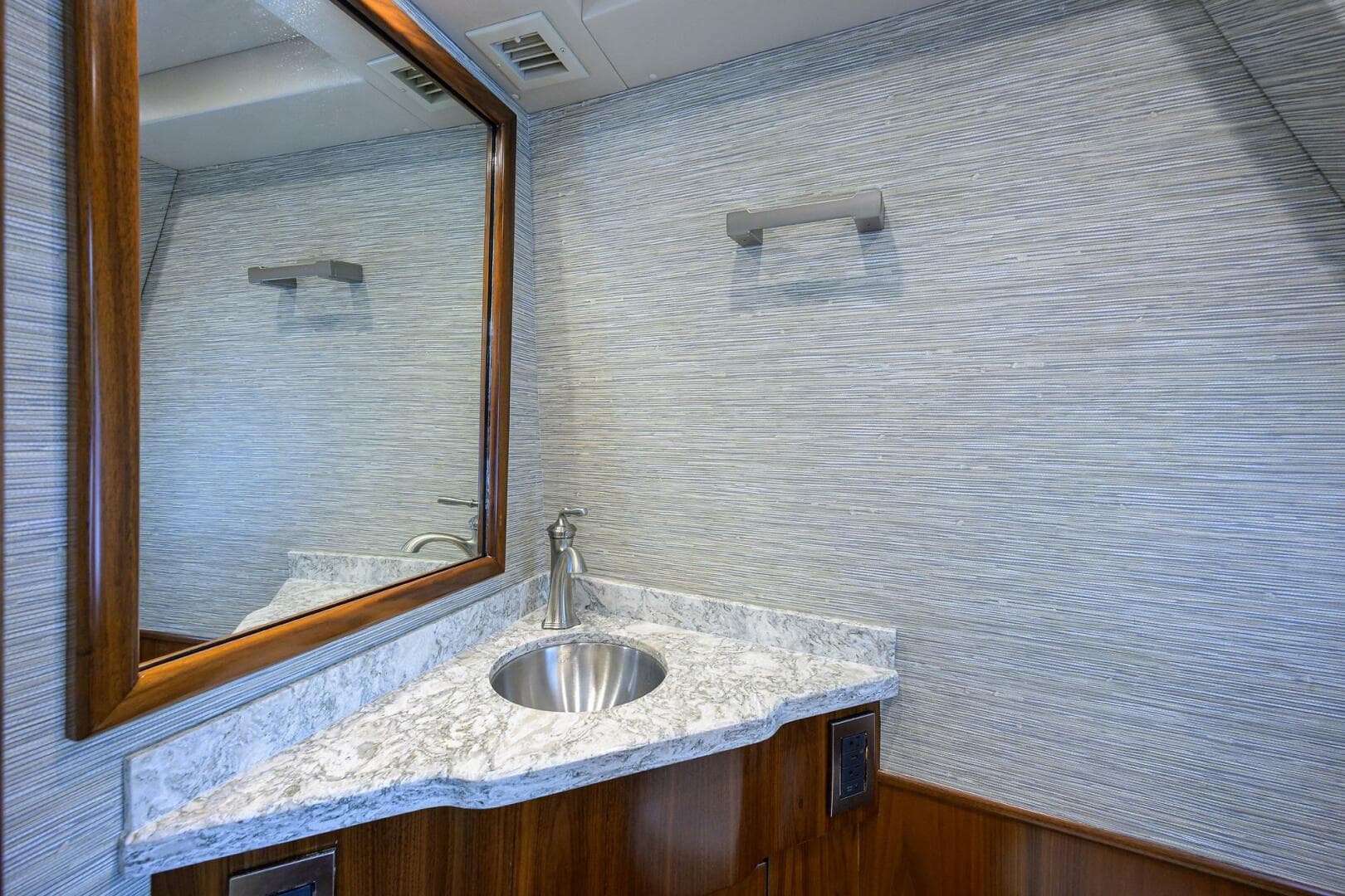 Viking 80 - LAMPLIGHTER - Day Head