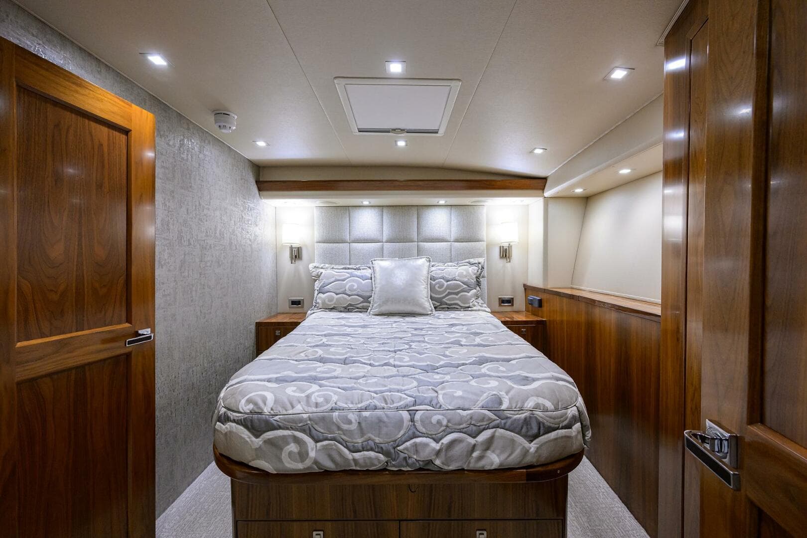 Viking 80 - LAMPLIGHTER - Forward Guest Stateroom 