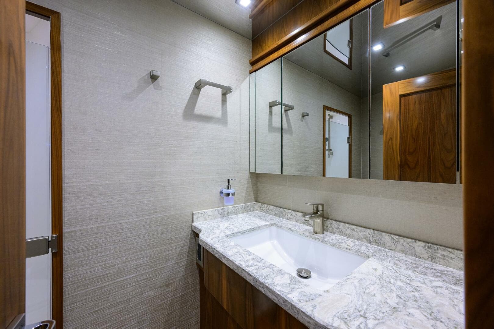 Viking 80 - LAMPLIGHTER - Forward Guest Head