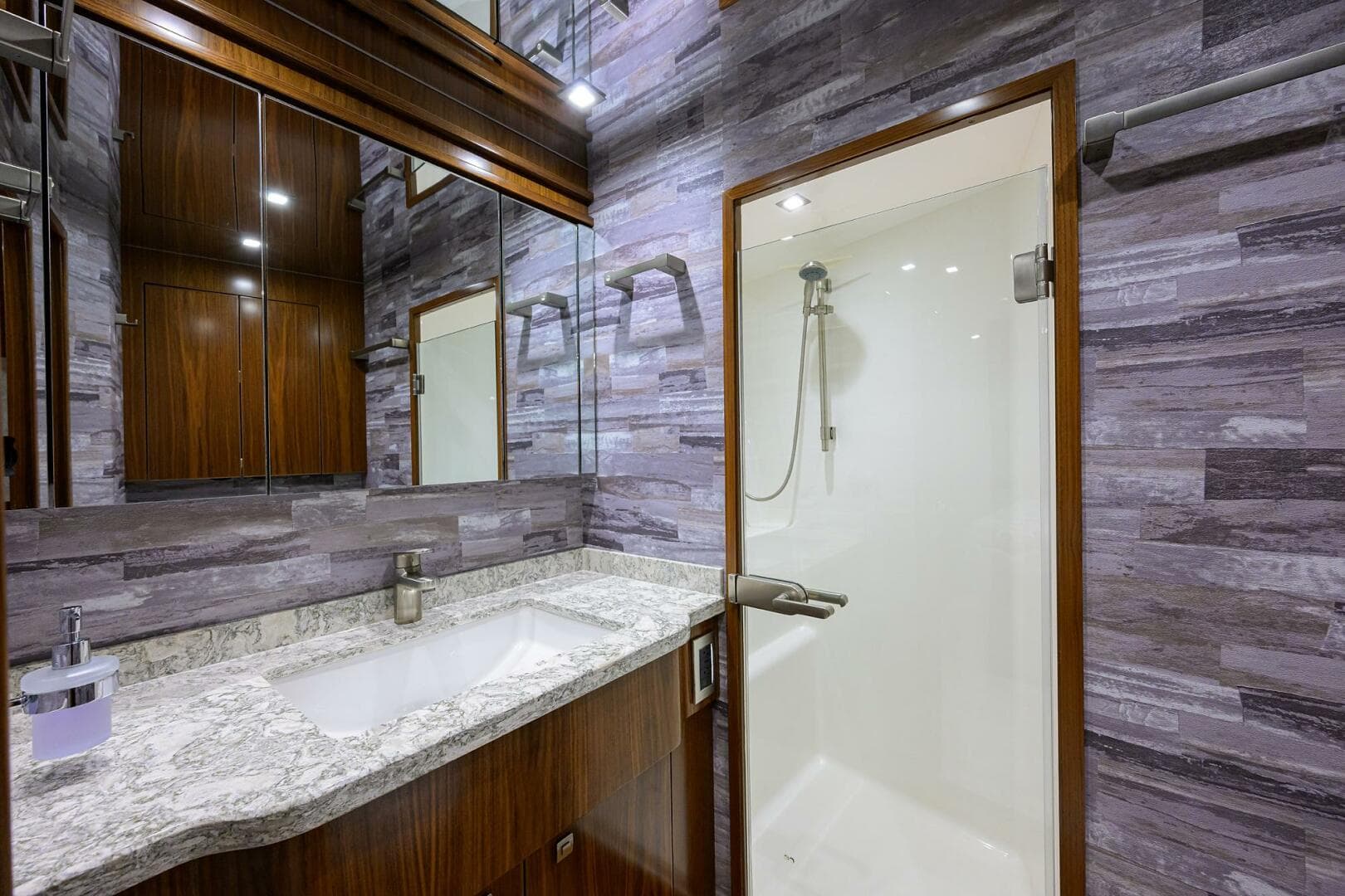 Viking 80 - LAMPLIGHTER - Forward Guest Head