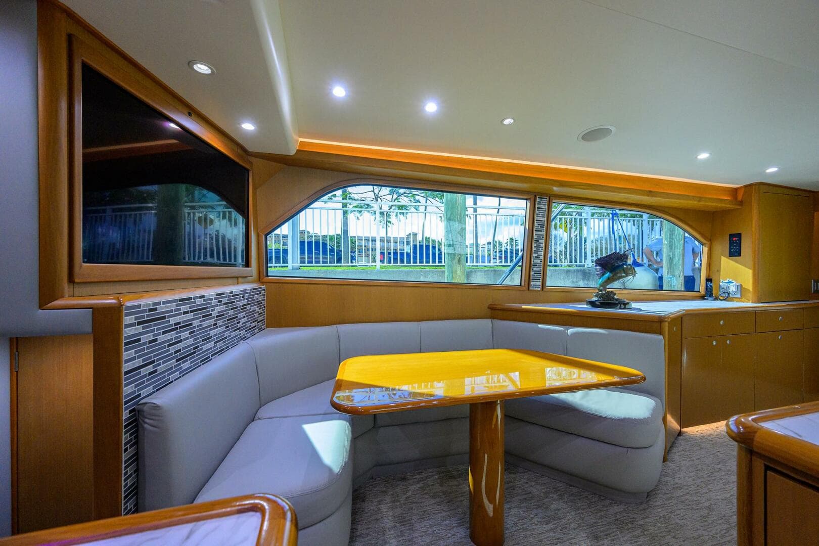 Viking 61 Reel King - Dinette