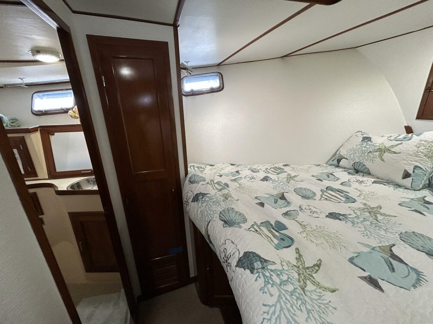 57' DeFever forward guest stateroom port