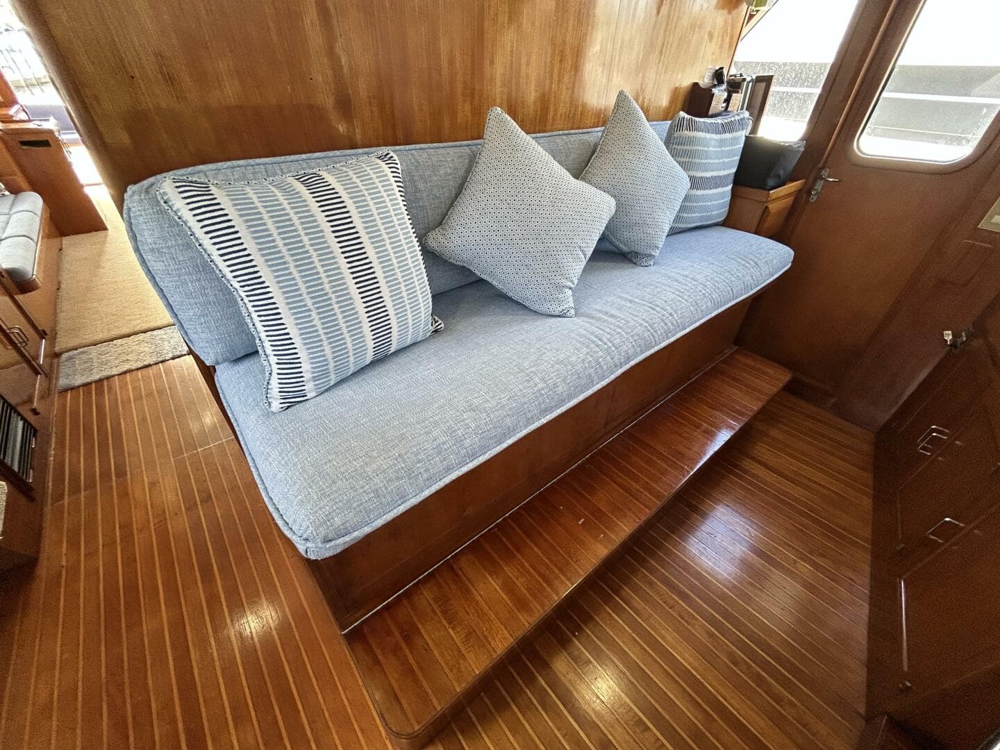 57' DeFever pilothouse seating