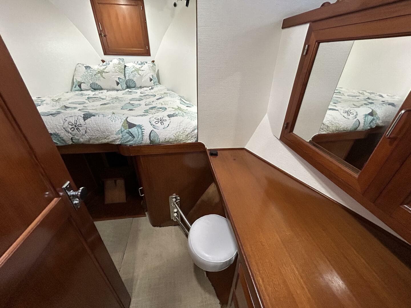 57' DeFever forward guest stateroom