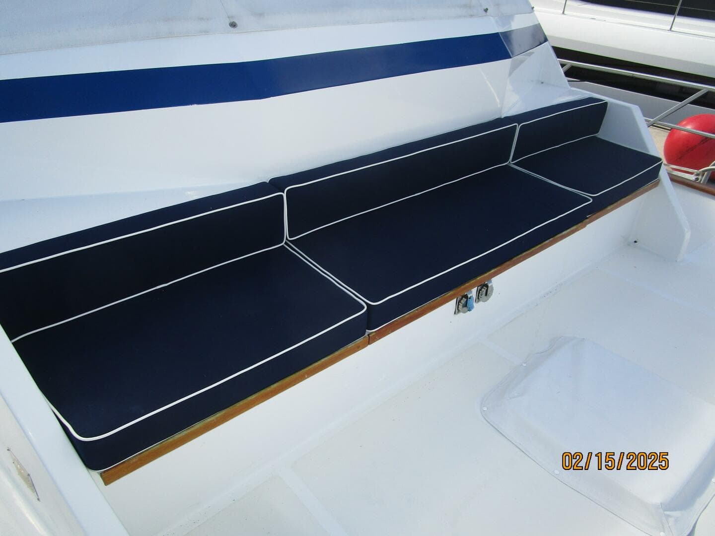 57' DeFever foredeck seating