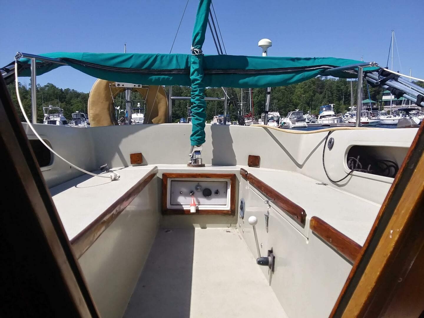 1977 Islander 28