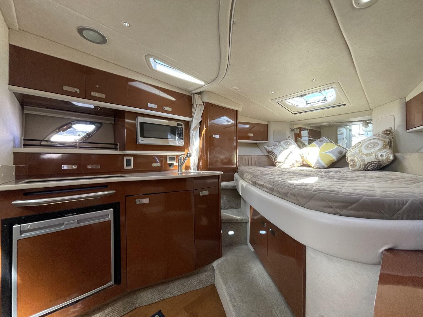 2010 Sea Ray 330 Sundancer