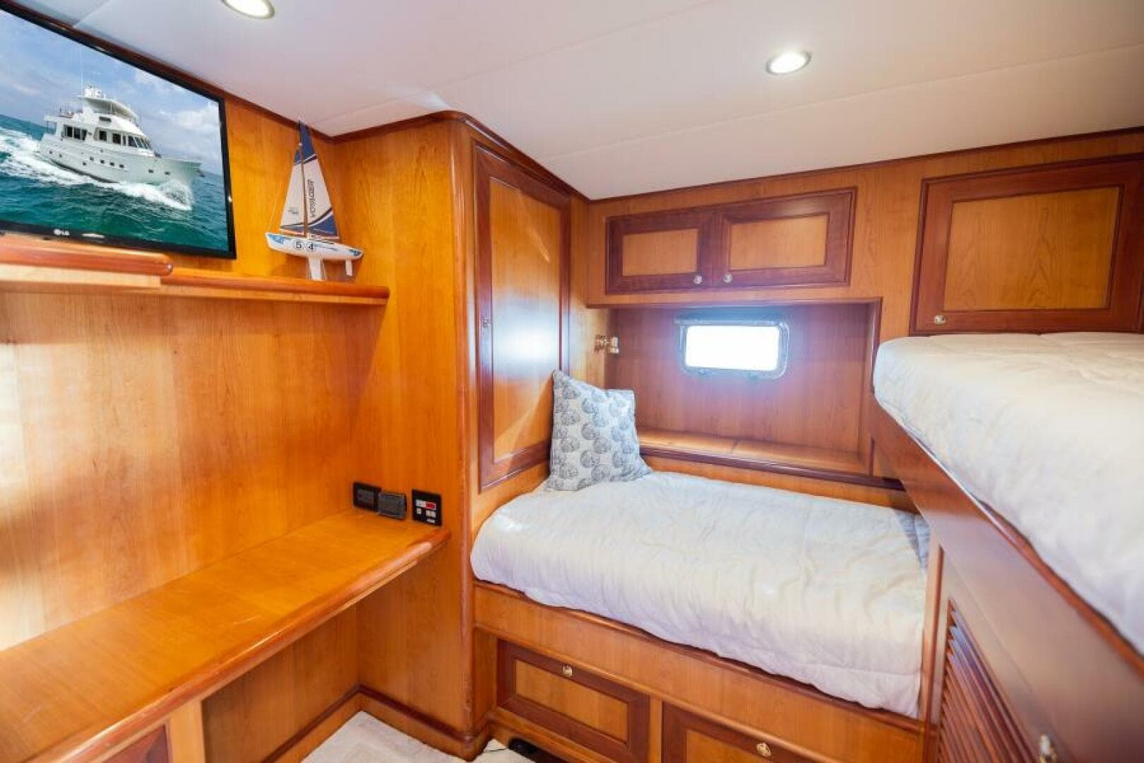 2005 Outer Reef Yachts 