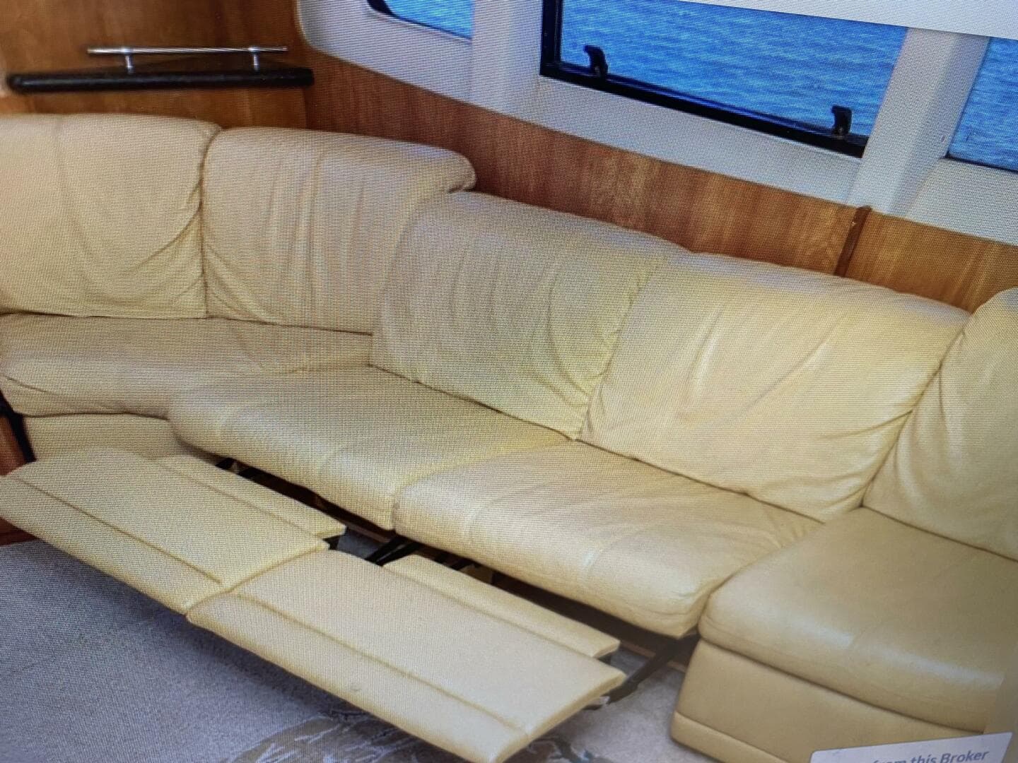 2002 Carver 444 Cockpit Motor Yacht