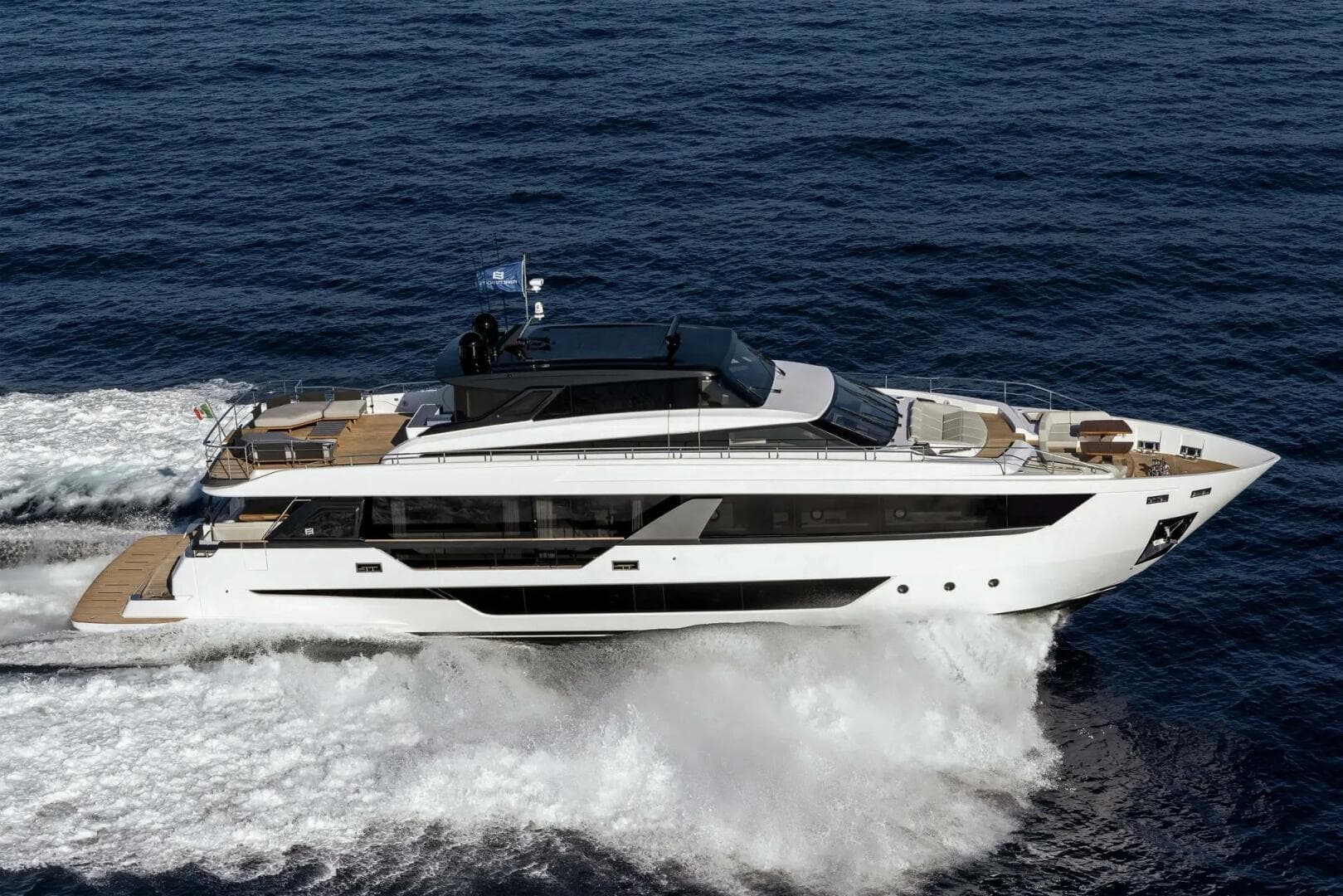 2022 Ferretti Yachts Skydeck
