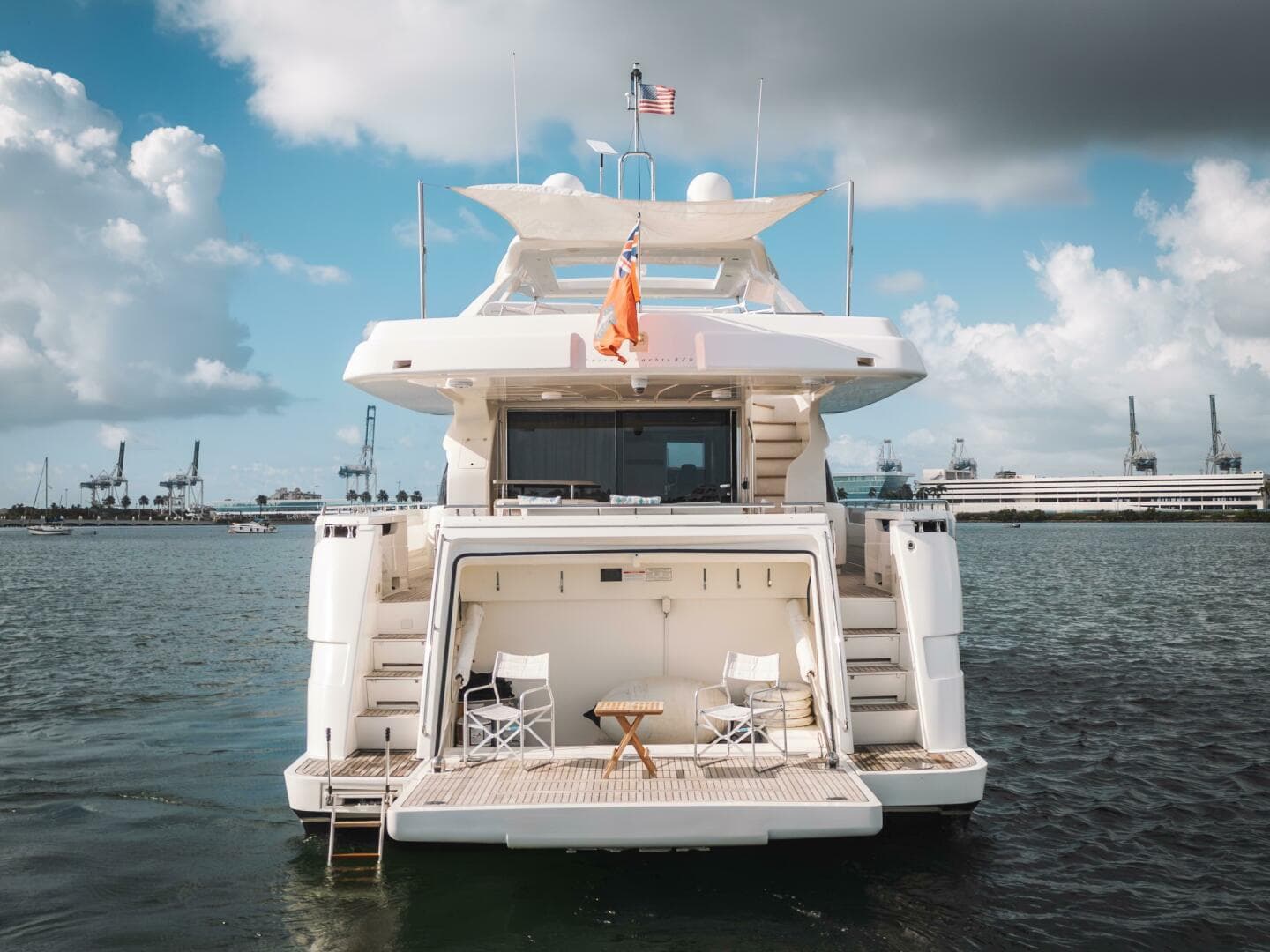 2014 Ferretti Yachts 870