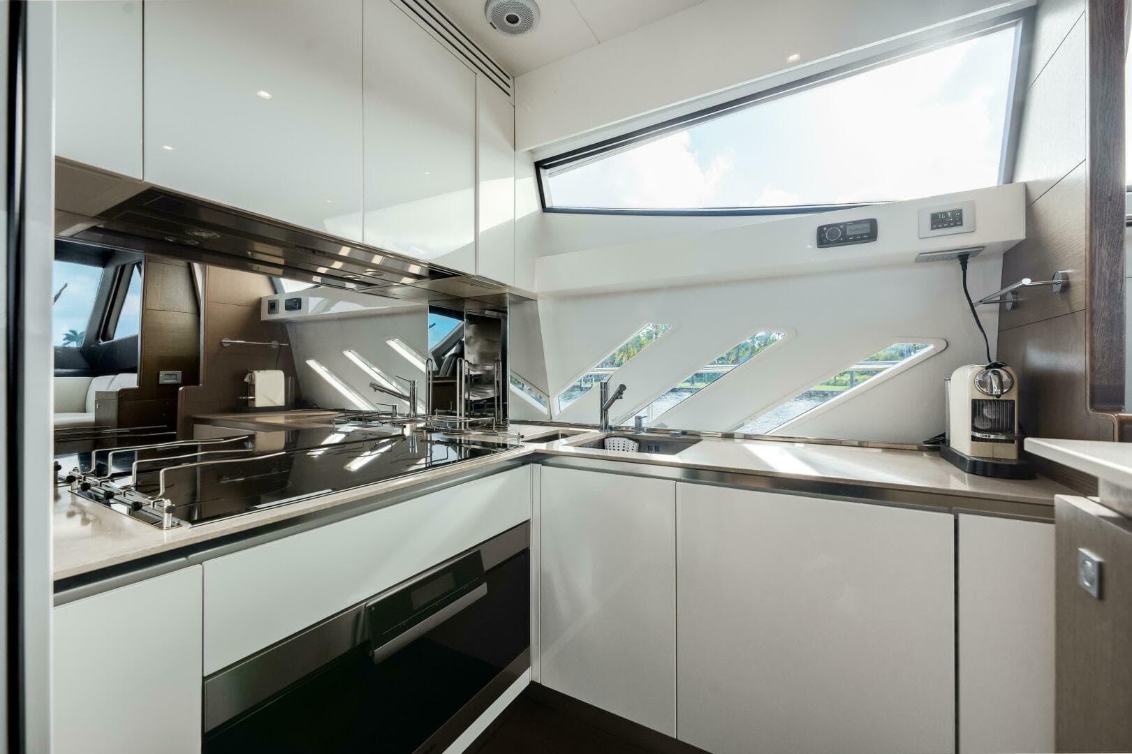 2014 Ferretti Yachts 870