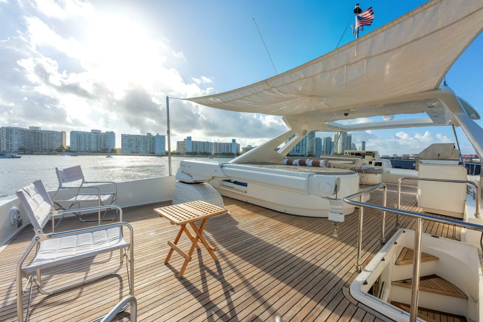 2014 Ferretti Yachts 870