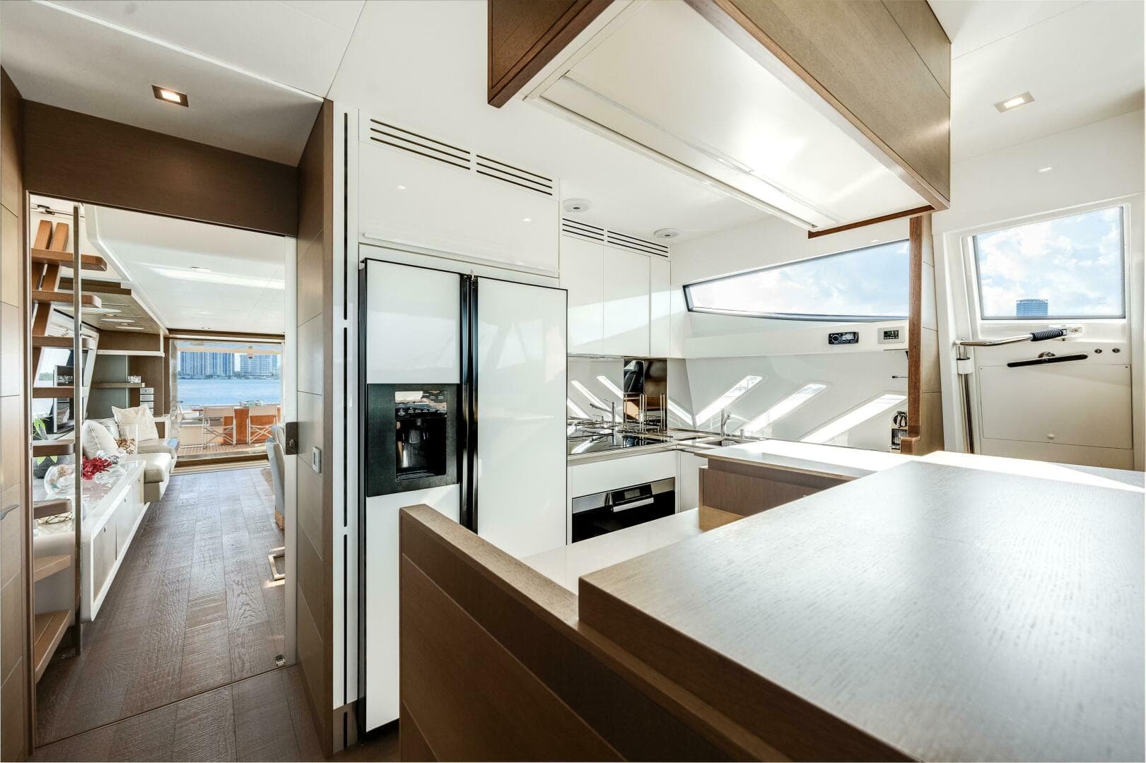 2014 Ferretti Yachts 870