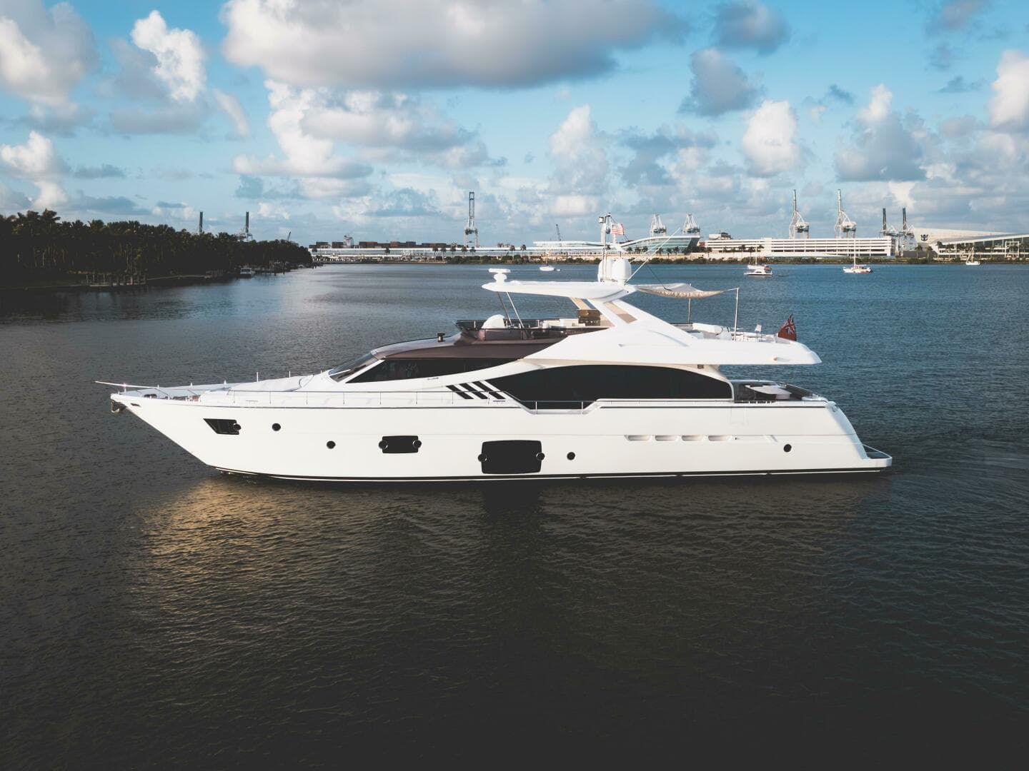 2014 Ferretti Yachts 870