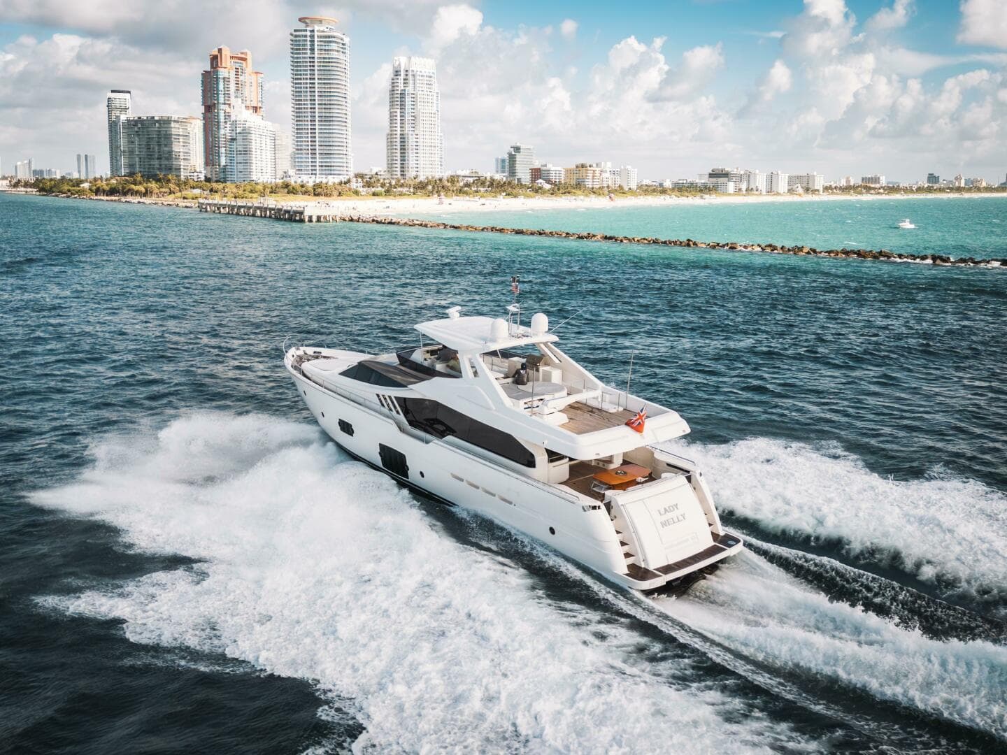 2014 Ferretti Yachts 870