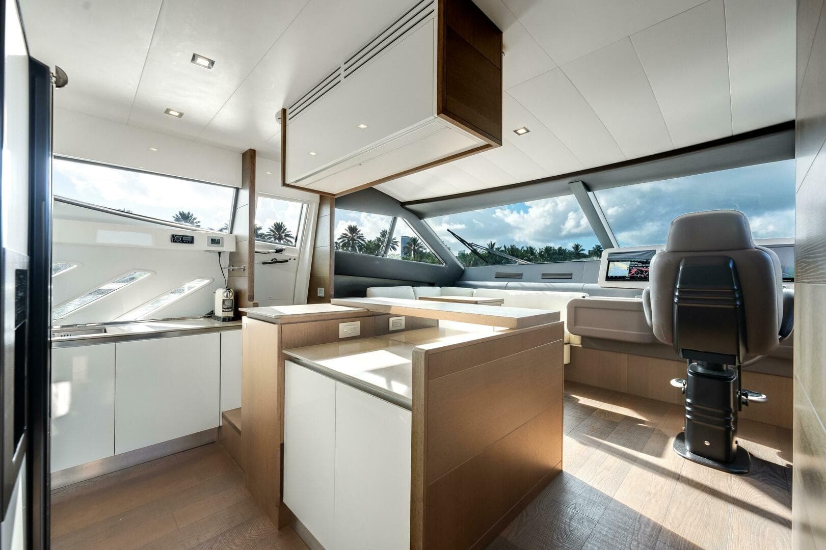 2014 Ferretti Yachts 870