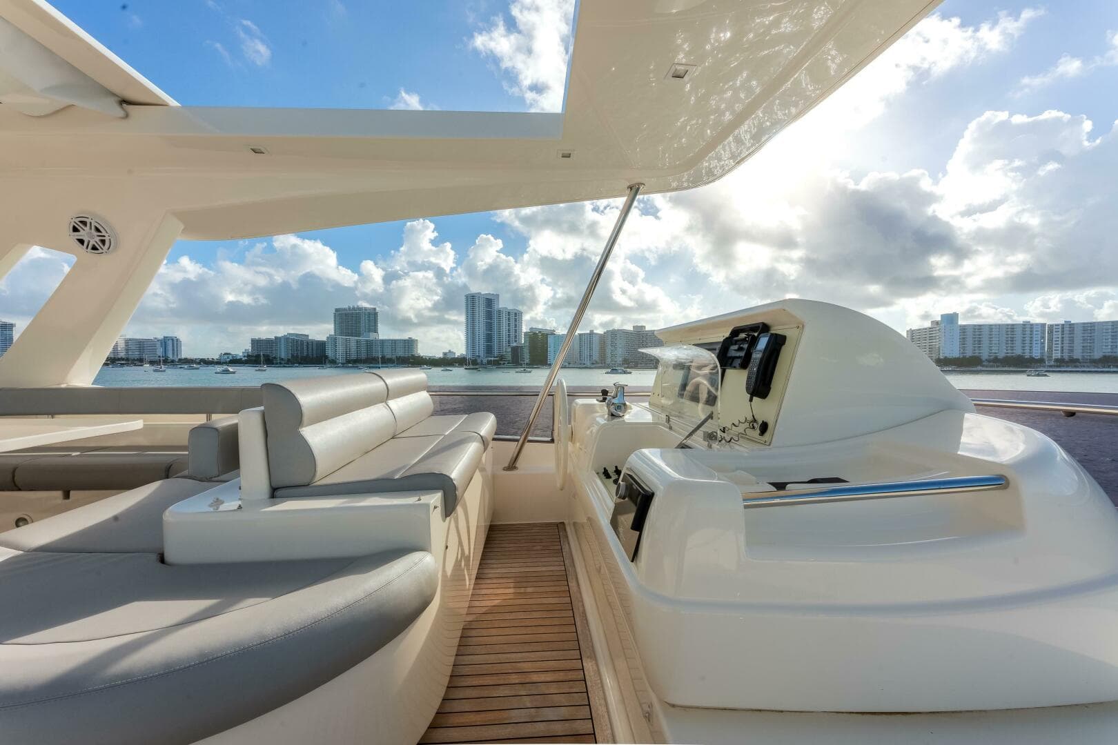 2014 Ferretti Yachts 870