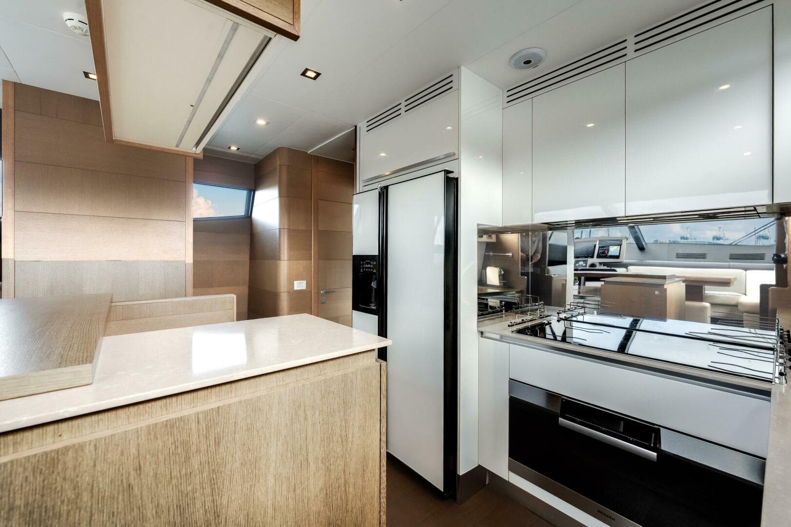 2014 Ferretti Yachts 870