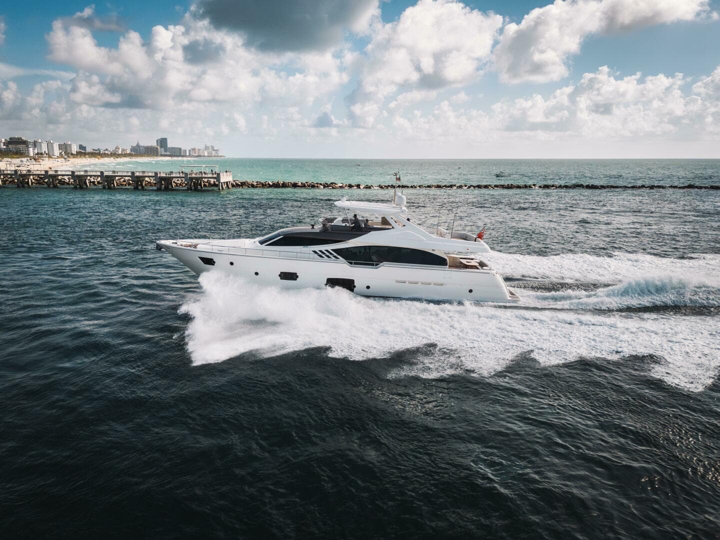 2014 Ferretti Yachts 870