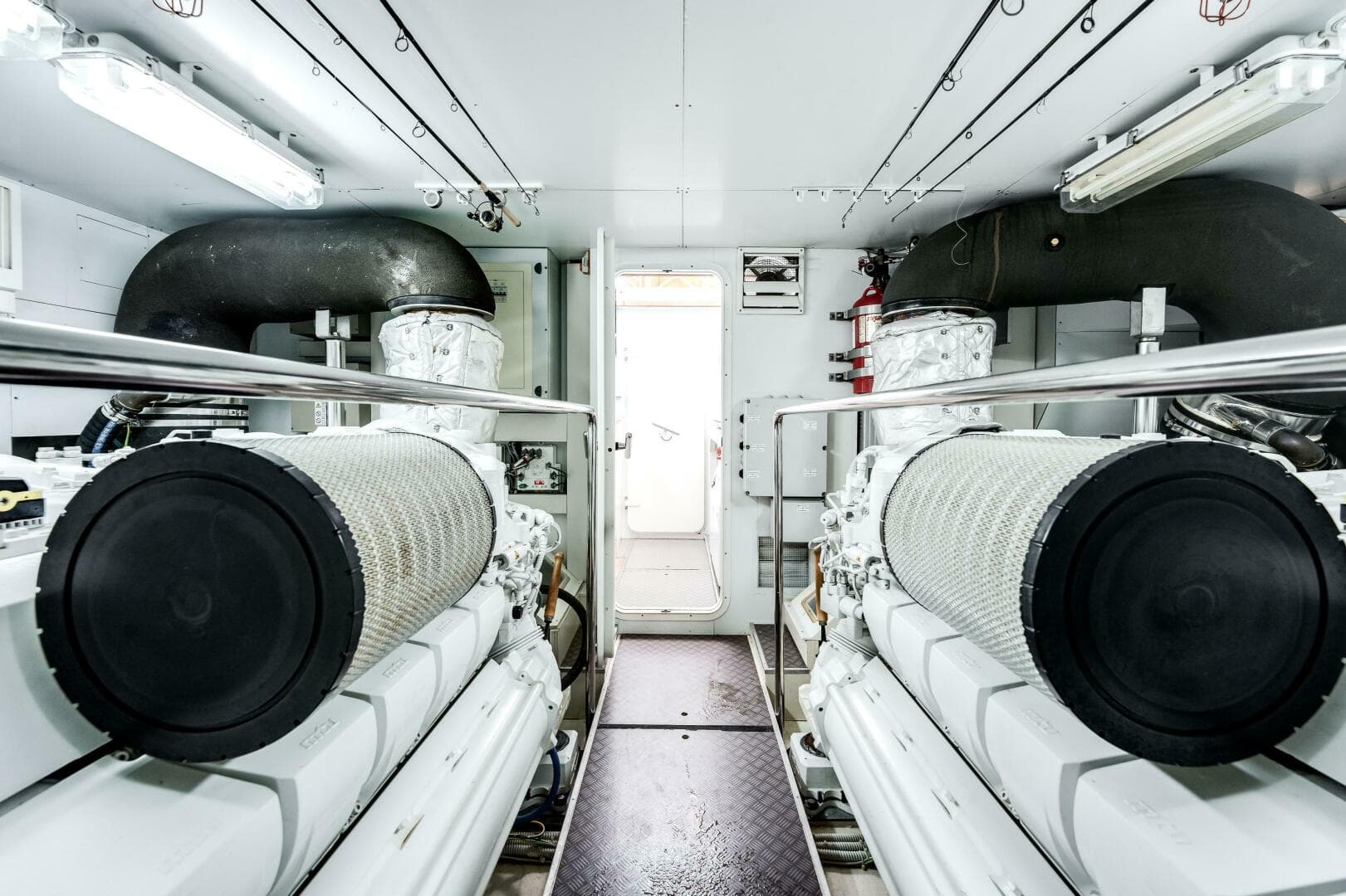 2014 Ferretti Yachts 870