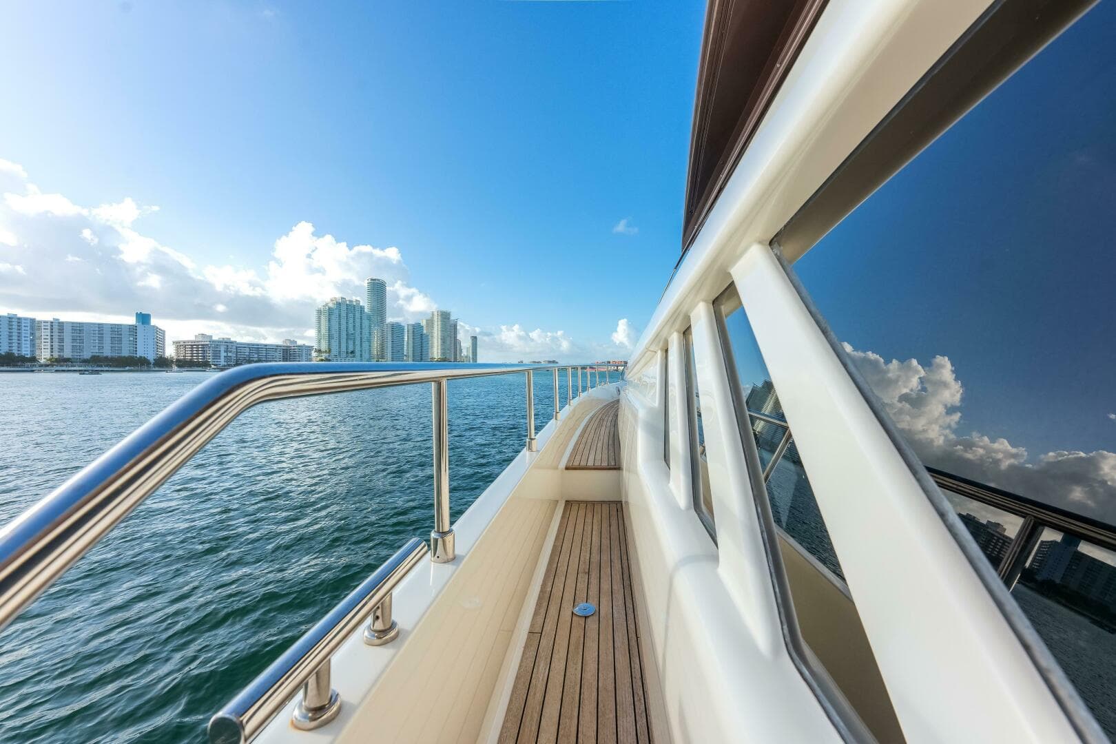 2014 Ferretti Yachts 870