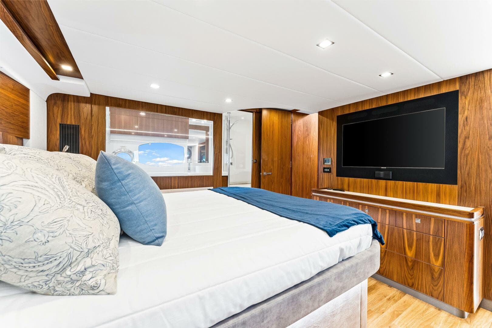 2022 Riviera 6000 Sport Yacht Platinum Edition