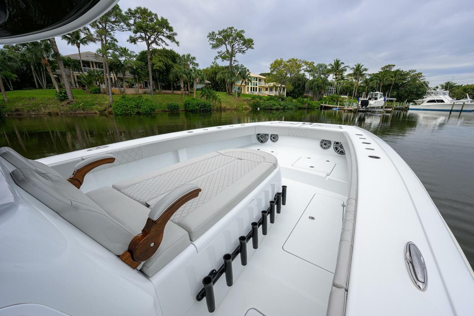 Freeman 42 LR Nitsa - Bow