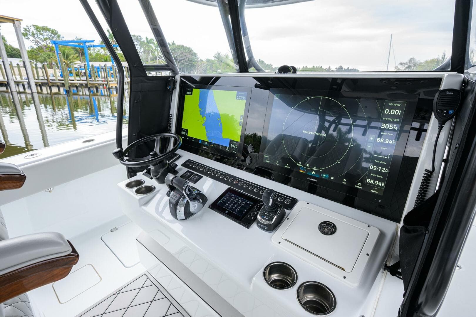 Freeman 42 LR Nitsa - Helm