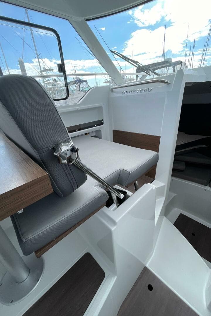 2023 Beneteau Antares 8