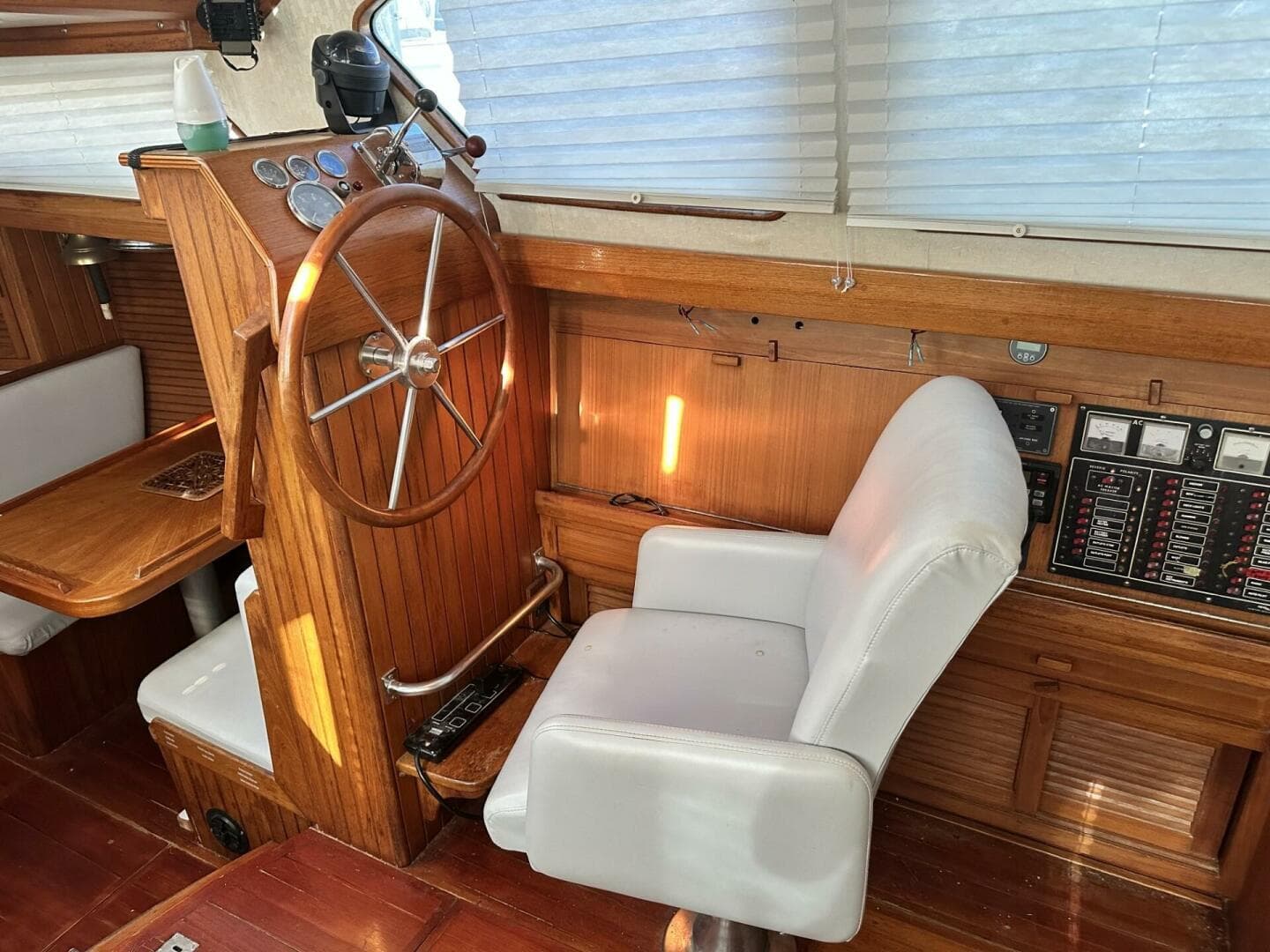 1986 Slocum Pilothouse 43