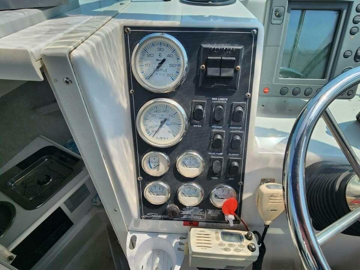 2000 Seaswirl Striper Striper 2600 WA