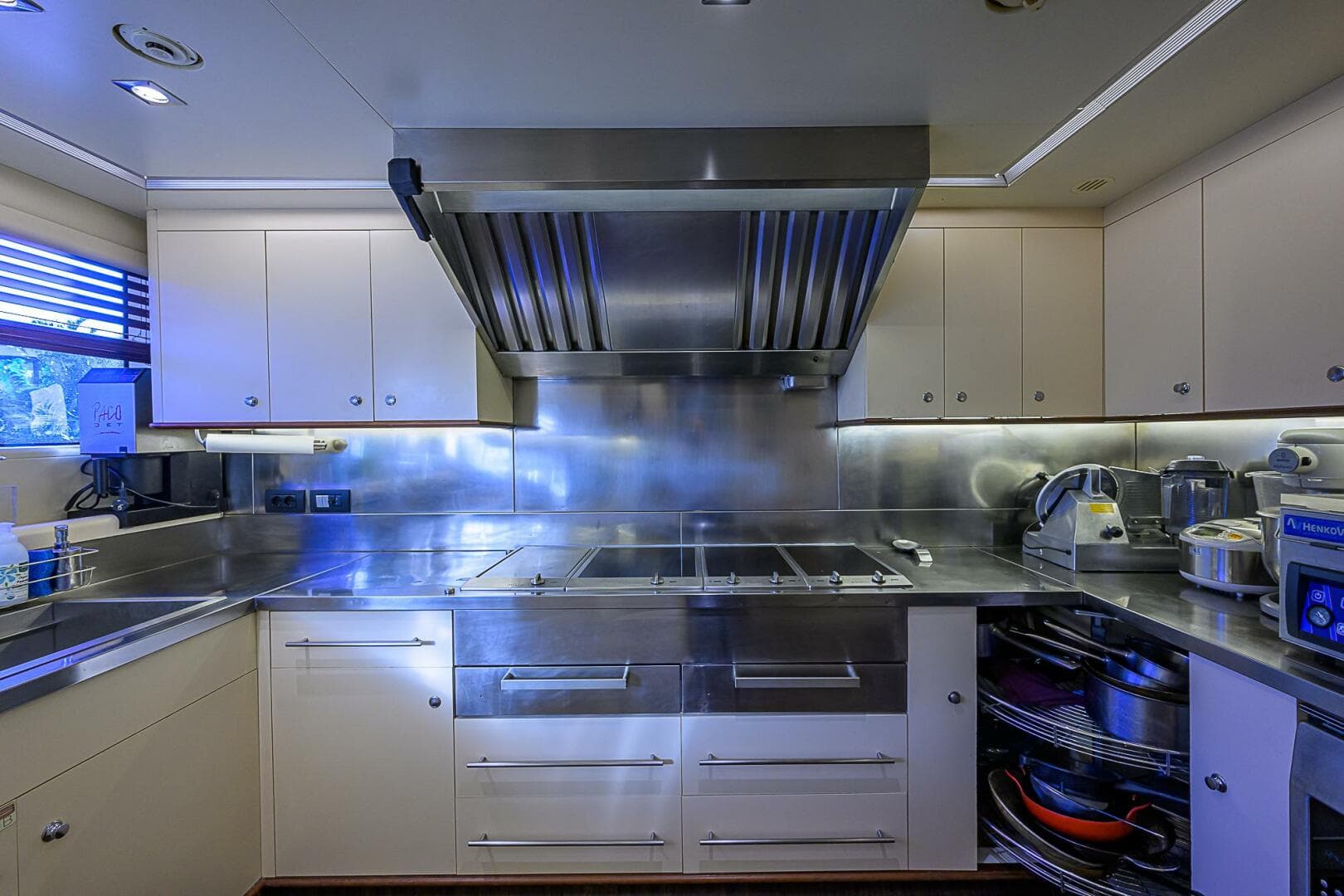 2005 Benetti Vision 145