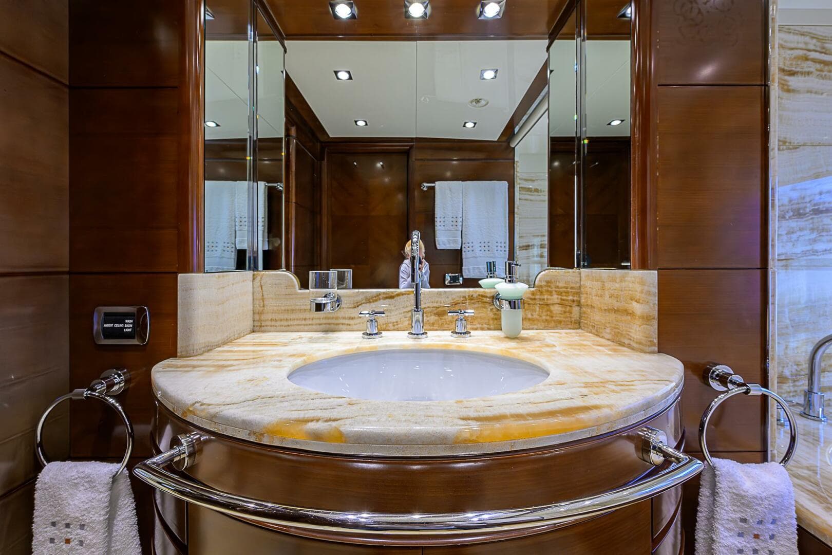 2005 Benetti Vision 145