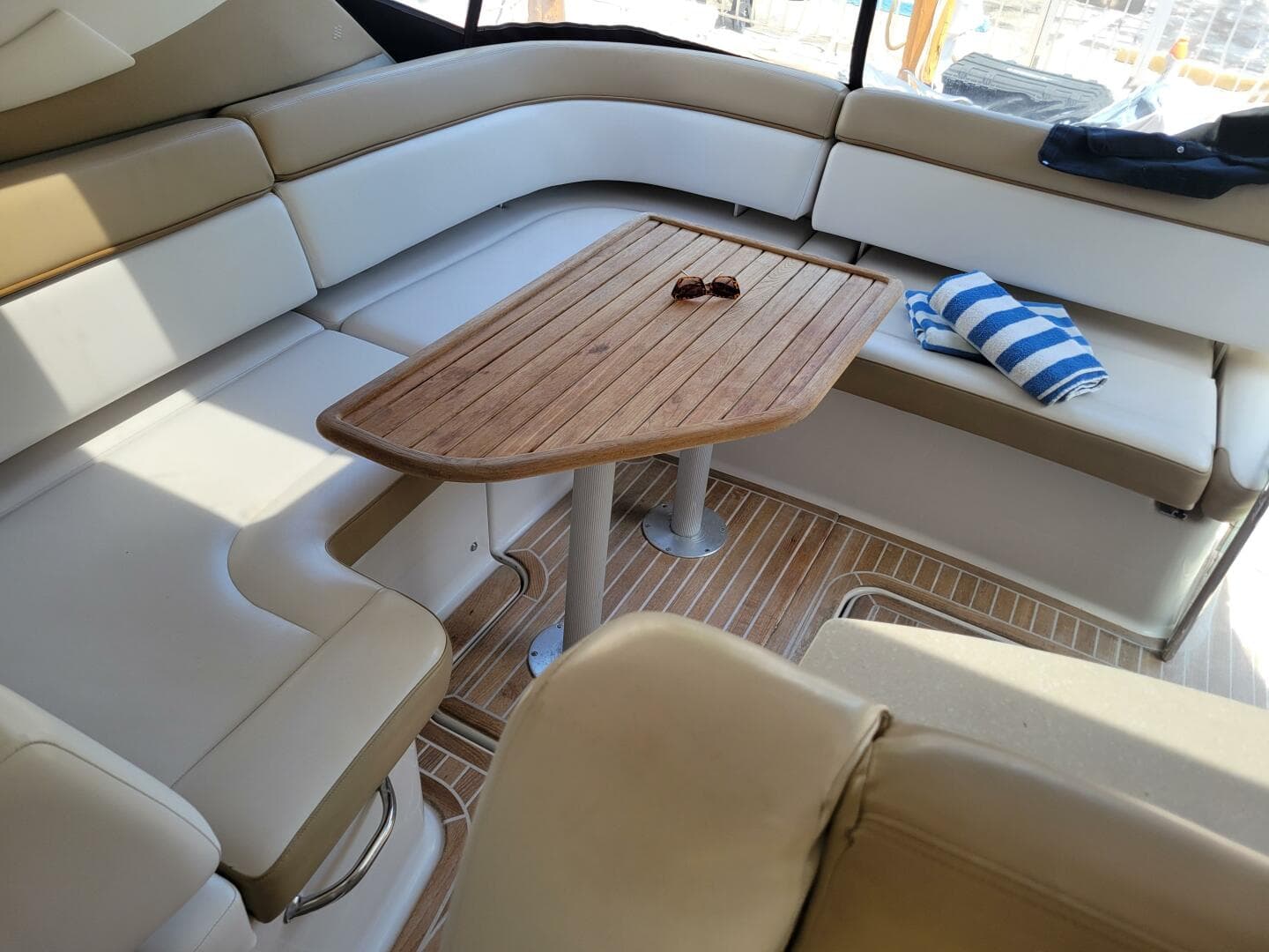 2012 Four Winns V435