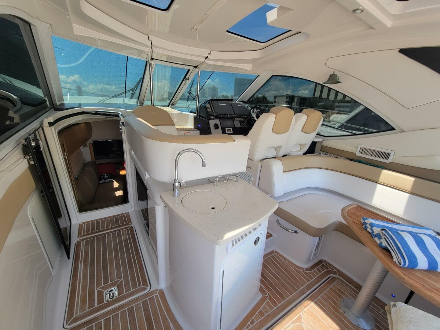 2012 Four Winns V435