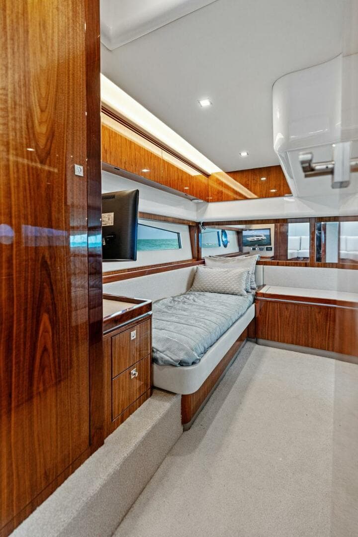 2018 Riviera 4800 Sport Yacht