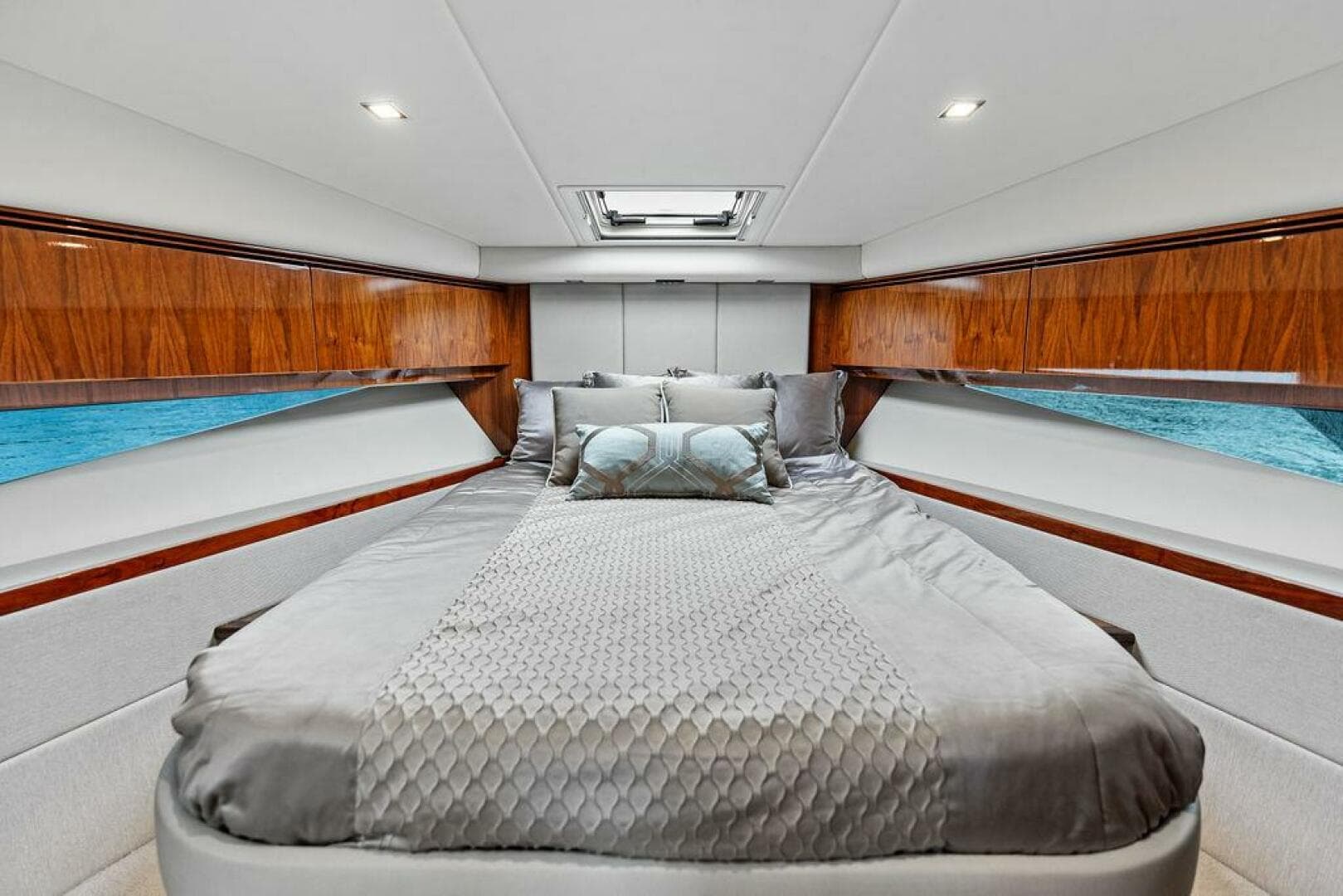 2018 Riviera 4800 Sport Yacht