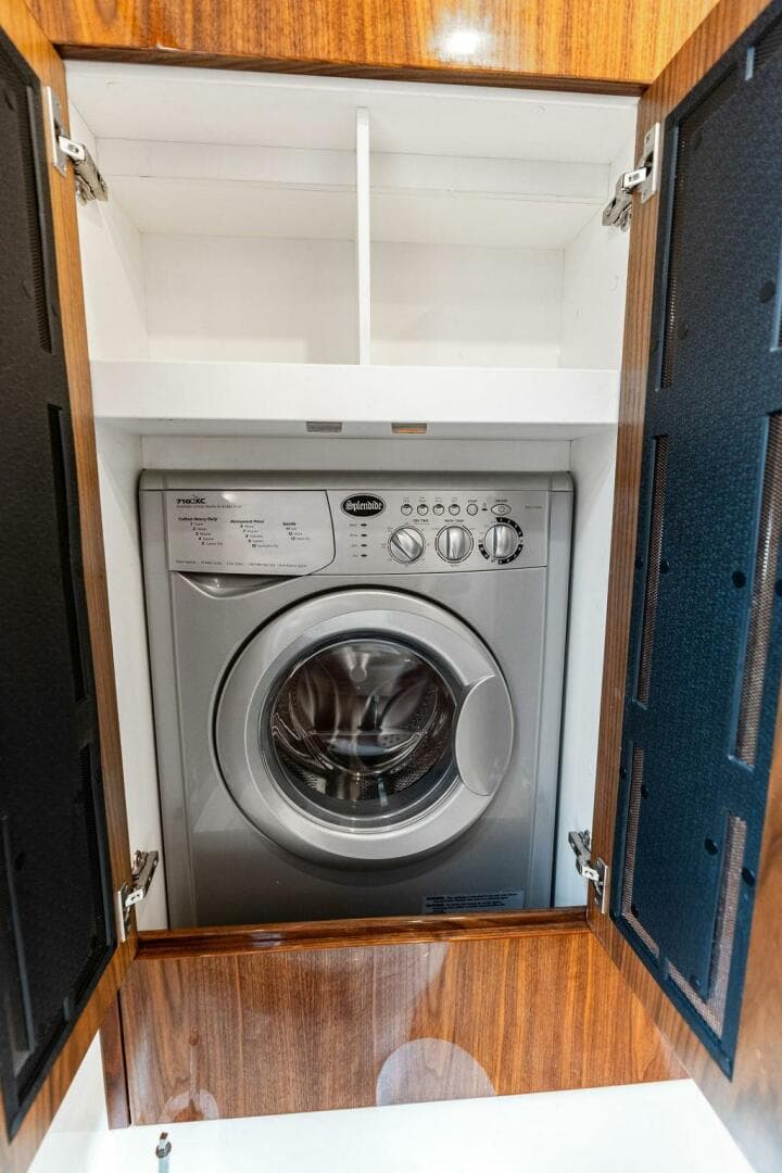 2018 Riviera 4800 Sport Yacht