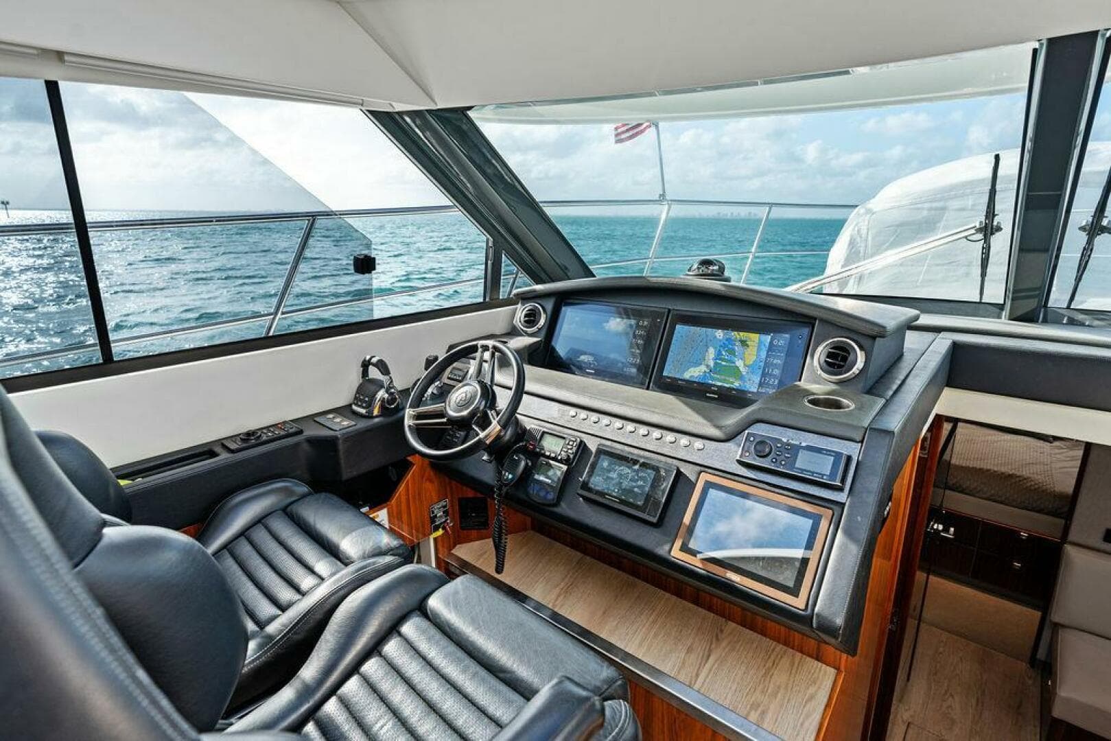2018 Riviera 4800 Sport Yacht