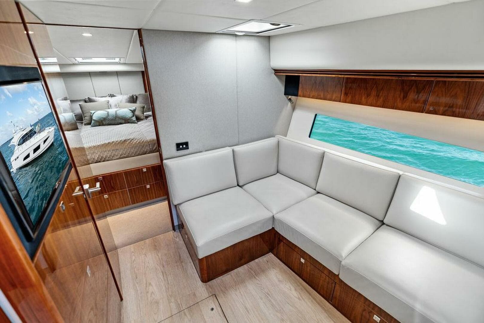 2018 Riviera 4800 Sport Yacht