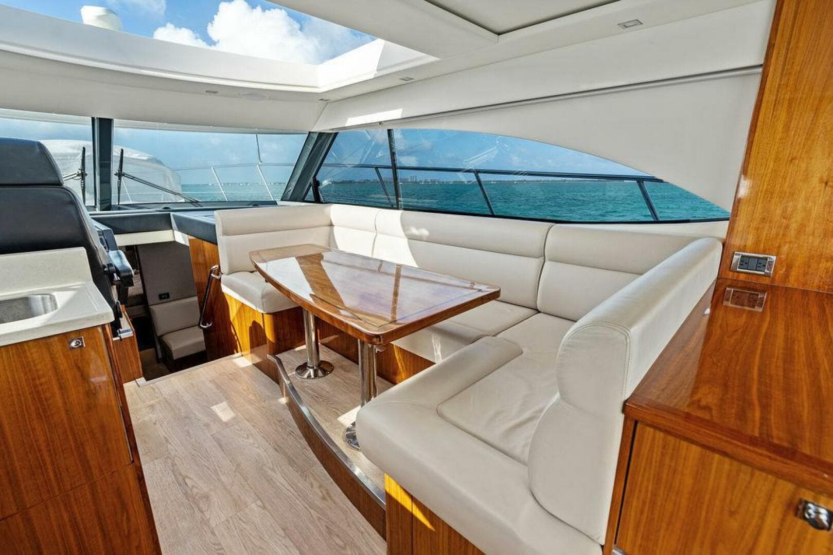 2018 Riviera 4800 Sport Yacht