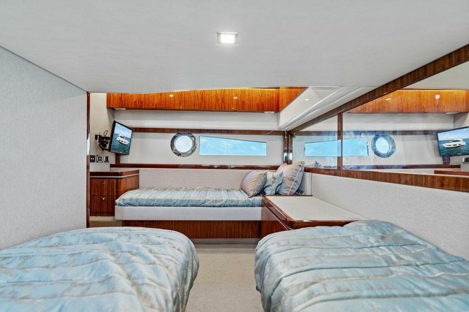 2018 Riviera 4800 Sport Yacht