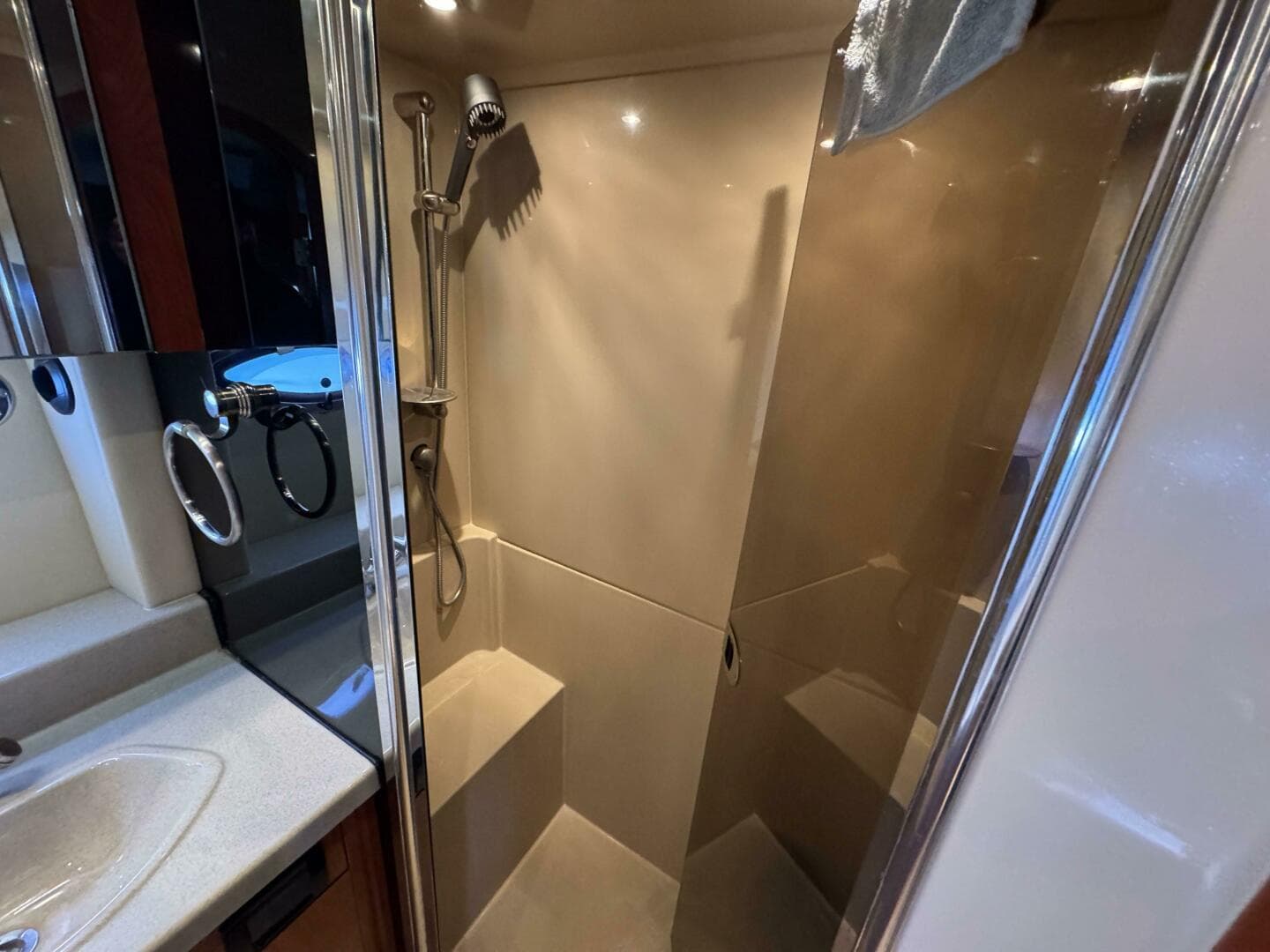 2007 Cruisers Yachts 395 Motoryacht