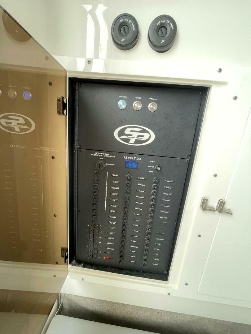 Sea Pro 320 DLX 2023- Control Panel