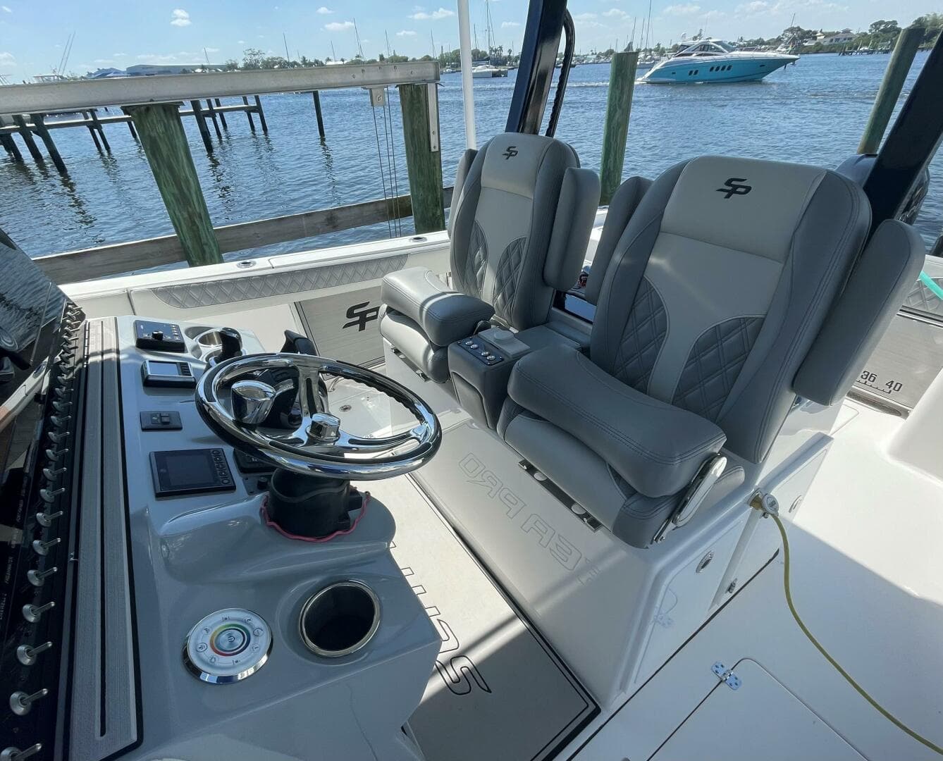 Sea Pro 320 DLX 2023- Helm Seating 