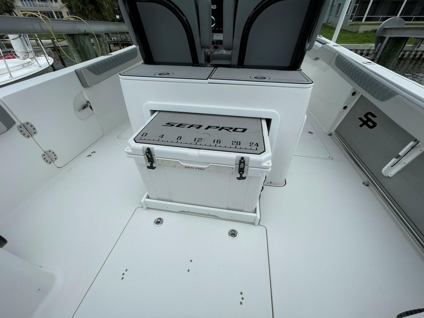 Sea Pro 320 DLX 2023- Cockpit Storage 