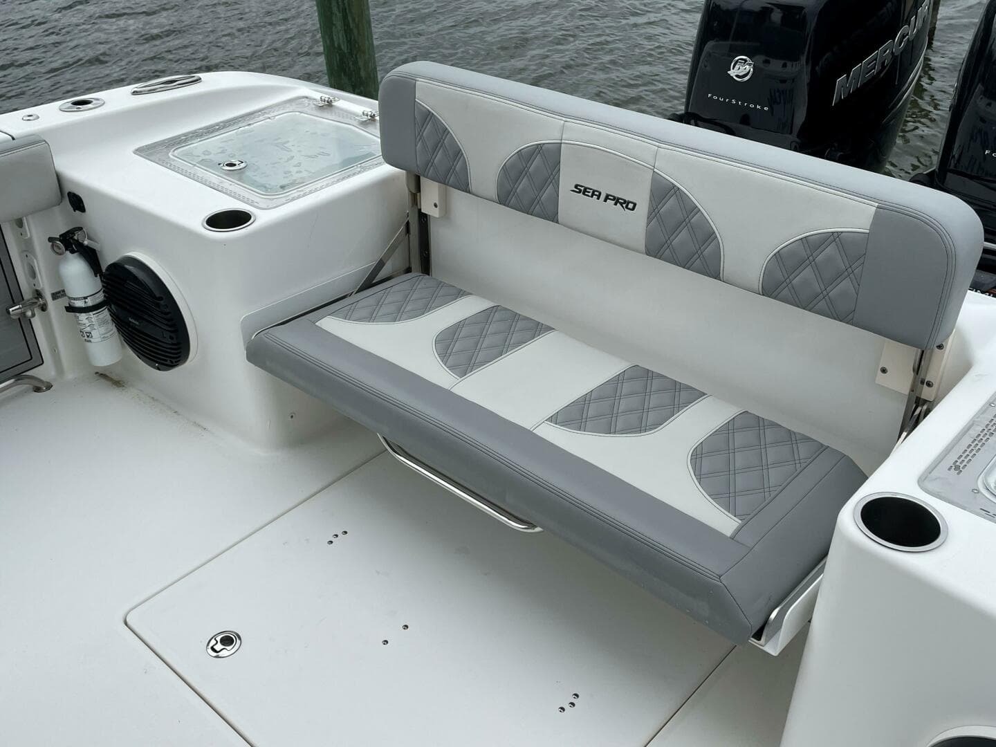 Sea Pro 320 DLX 2023- Cockpit Seating 