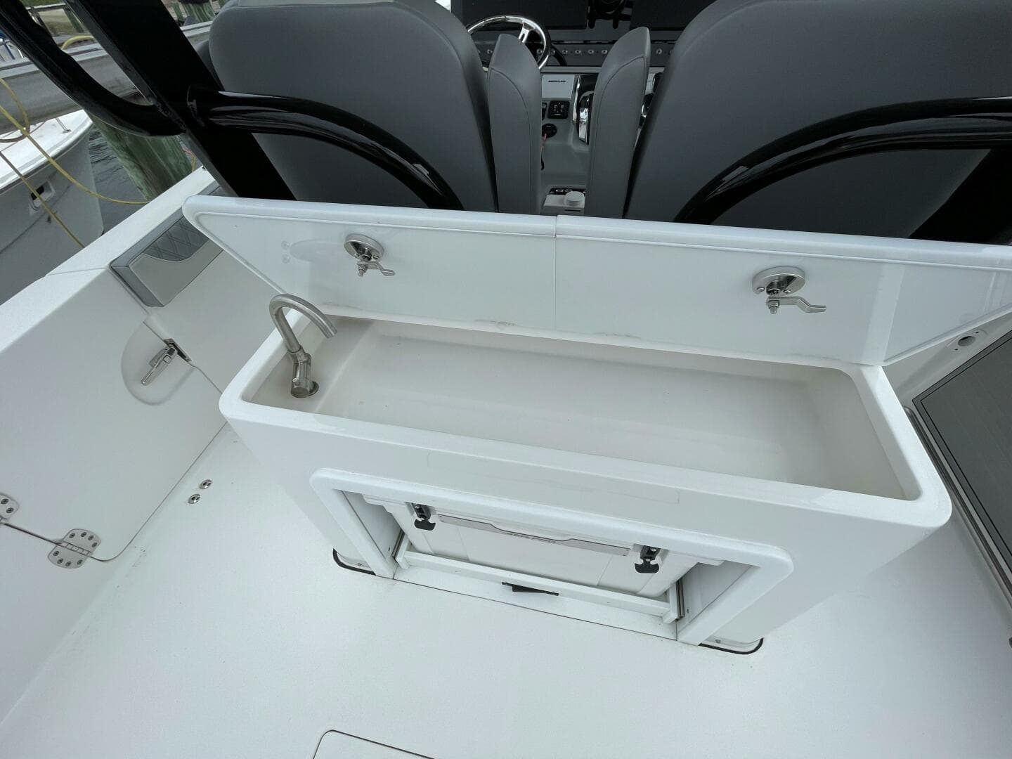 Sea Pro 320 DLX 2023- Cockpit Storage 