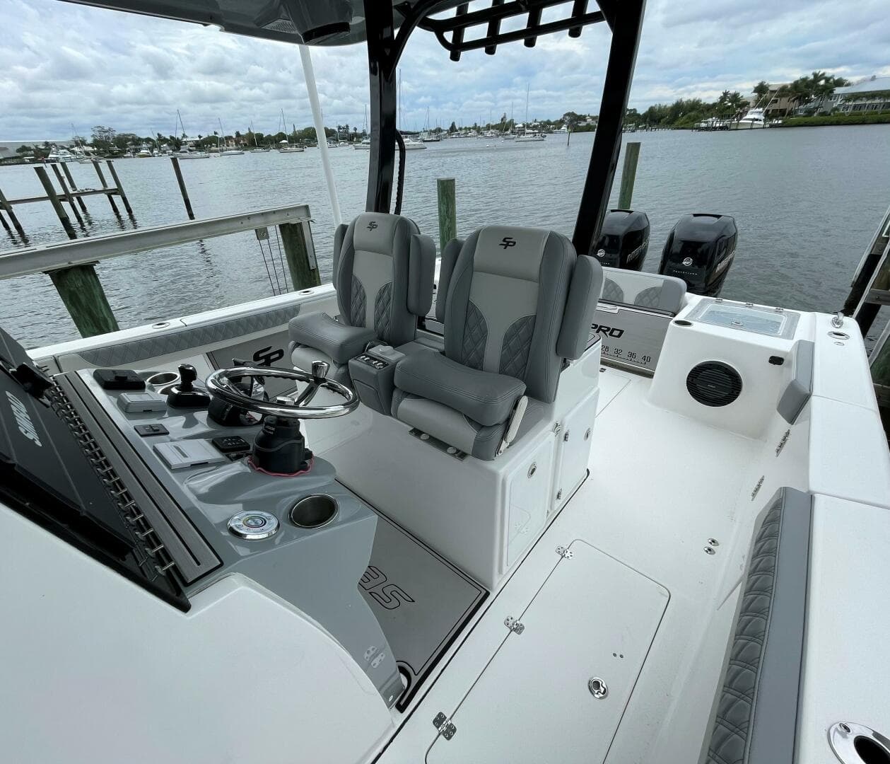 Sea Pro 320 DLX 2023- Helm Seating
